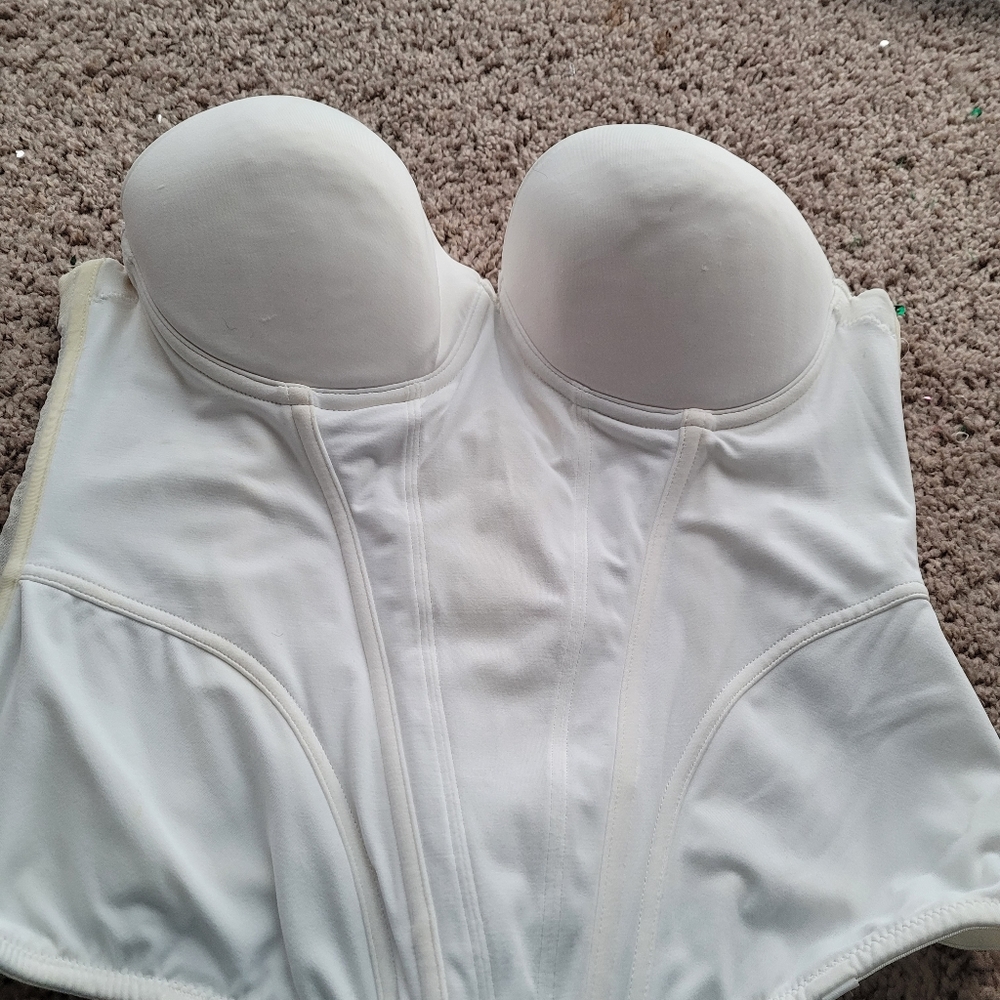 Strapless bridal bra size 34D long cover waist.